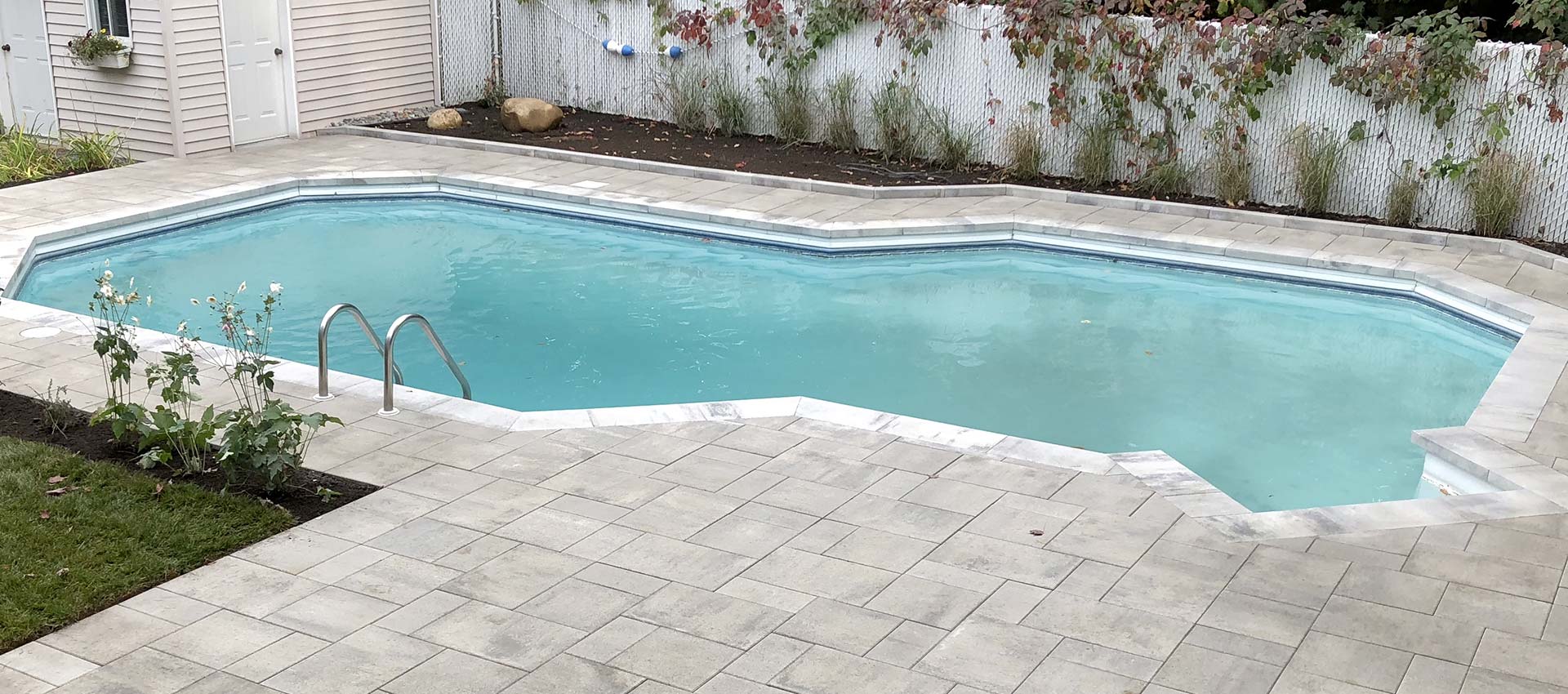 5 conseils pour intégrer un patio (ou une terrasse) à votre piscine creusée (spa)