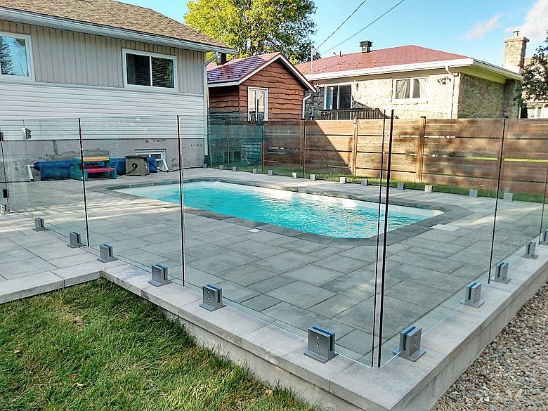 cloture piscine verre 317649149 591036863021456 4323675973927271582 n