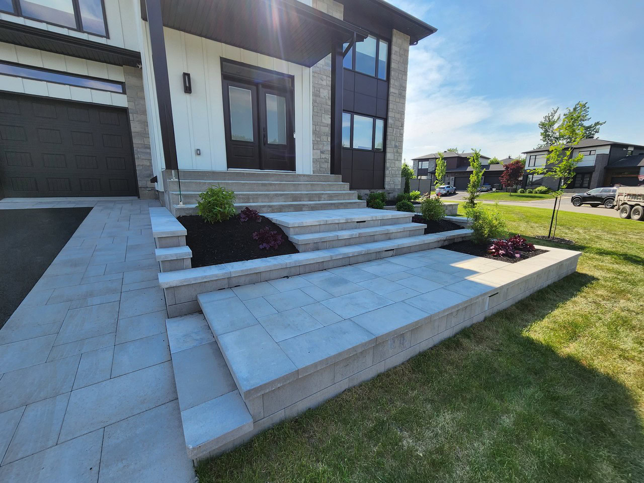 Escaliers en pierre devant une maison.