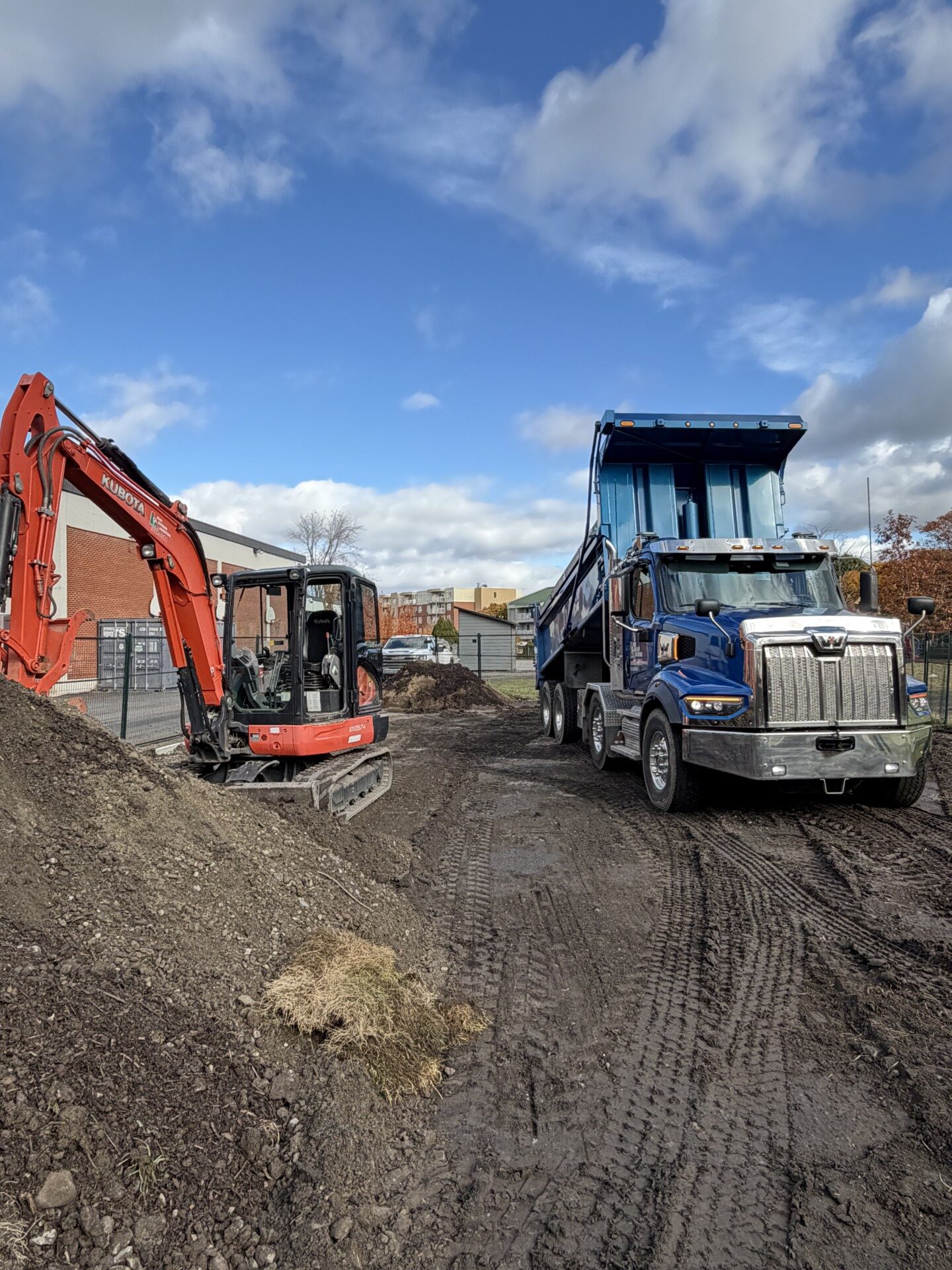 Excavatrice et camion sur chantier