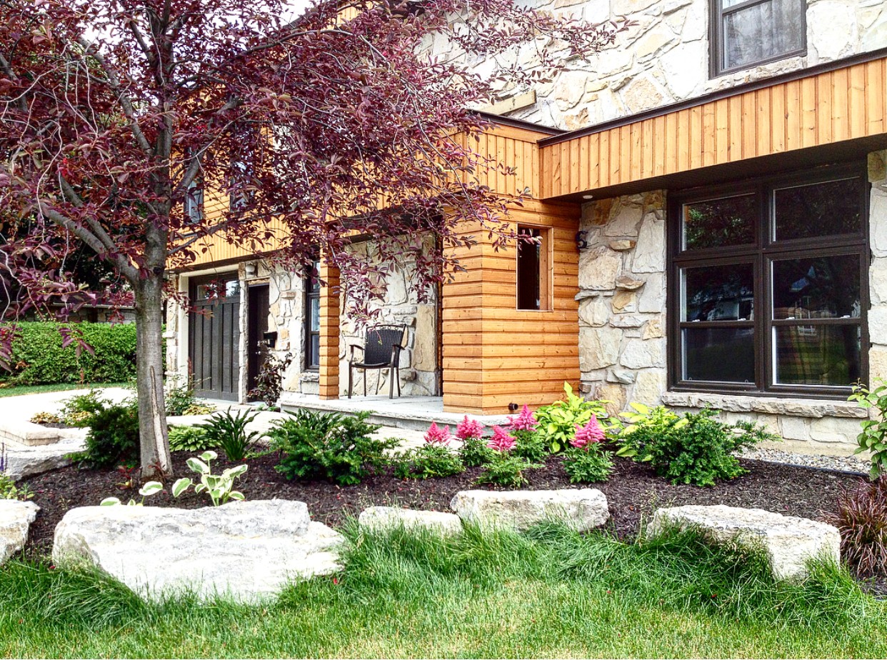 Maison avec jardin et aménagement paysager.