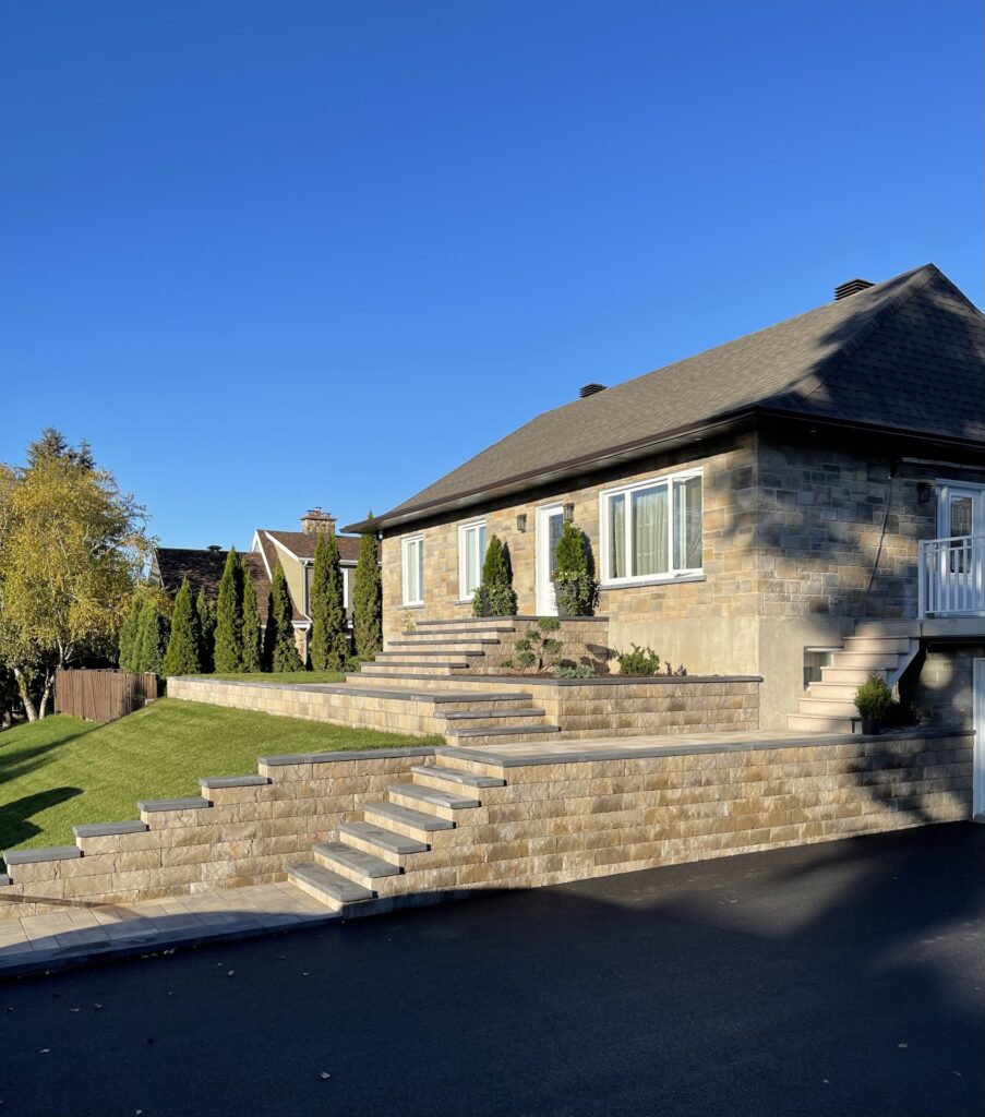 Maison en pierre avec escaliers extérieurs.