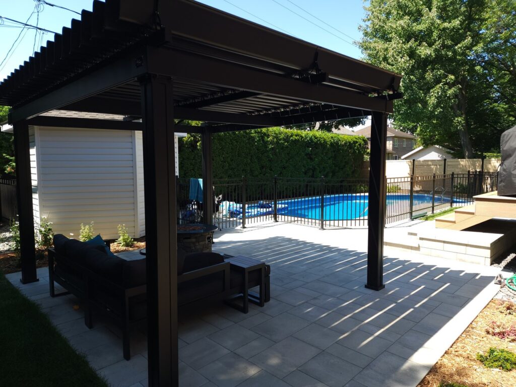 Terrasse avec piscine et pergola.