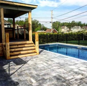 Piscine avec terrasse en bois.