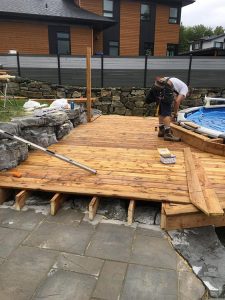 Terrasse en bois près d'une piscine