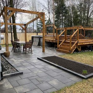 Terrasse en bois avec mobilier extérieur.